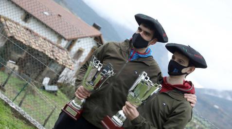 Joseba Ezkurdia y Julen Martija, ayer por la tarde en las proximidades del frontón de Etxeberri con sus txapelas de campeones de parejas 2020. Joseba Ezkurdia y Julen Martija, ayer por la tarde en las proximidades del frontón de Etxeberri con sus txapelas de campeones de parejas 2020.