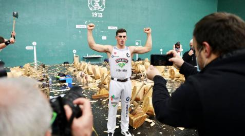 Iker Vicente, hexacampeón navarro de aizkora Iker Vicente, hexacampeón navarro de aizkora