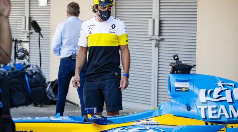 Fernando Alonso vuelve a pilotar el R25 con el que ganó su primer