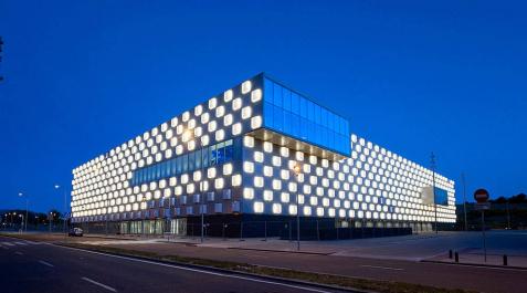 Pruebas de iluminación para poner a punto el pabellón Reyno de Navarra Arena Pruebas de iluminación para poner a punto el pabellón Reyno de Navarra Arena