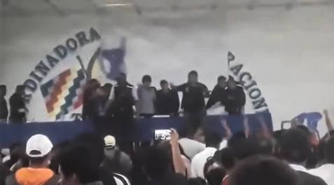 Las sillas vuelan contra Evo Morales Las sillas vuelan contra Evo Morales