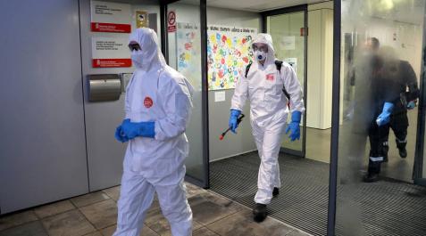Dos miembros de la UME sale de la residencia Las Hayas donde han realizado labores de desinfección Dos miembros de la UME sale de la residencia Las Hayas donde han realizado labores de desinfección