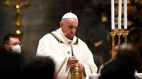 El Papa llama a la fraternidad en la Misa del Gallo más solitaria El Papa llama a la fraternidad en la Misa del Gallo más solitaria