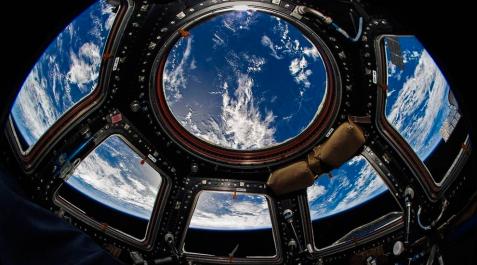 La Tierra vista desde la Estación Espacial Internacional. La Tierra vista desde la Estación Espacial Internacional.