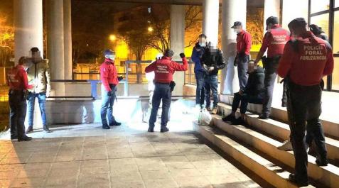 Los agentes, junto a los jóvenes denunciados en San Jorge. Los agentes, junto a los jóvenes denunciados en San Jorge.