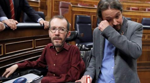 Pablo Echenique, junto al emocionado líder de Unidas Podemos, Pablo iglesias. Pablo Echenique, junto al emocionado líder de Unidas Podemos, Pablo iglesias.