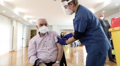 Primeras vacunaciones en Navarra Imágenes de los primeros pacientes de El Vergel en ser vacunados.