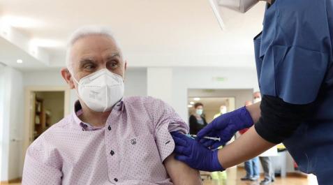 Primeras vacunaciones en Navarra Imágenes de los primeros pacientes de El Vergel en ser vacunados.