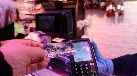 El uso del datáfono para el pago con tarjeta o móvil ha aumentado un 95% en los comercios por el coronavirus El uso del datáfono para el pago con tarjeta o móvil ha aumentado un 95% en los comercios por el coronavirus