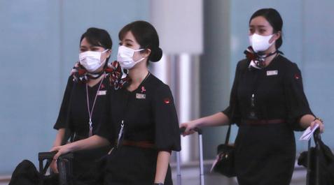 Personal de tripulación de Japan Airlines a su llegada al Aeropuerto Internacional de Hong Kong. Personal de tripulación de Japan Airlines a su llegada al Aeropuerto Internacional de Hong Kong.