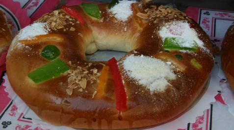 Imagen de un roscón de Reyes tradicional Imagen de un roscón de Reyes tradicional