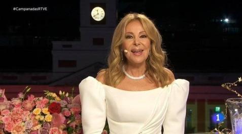Looks de los presentadores de las campanadas 2021 Cristina Pedroche ha estrenado el año nuevo con un vestido