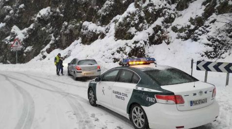 Imagen de un coche de la Guardia Civil auxiliando a otro vehículo en Ibañeta. Imagen de un coche de la Guardia Civil auxiliando a otro vehículo en Ibañeta.