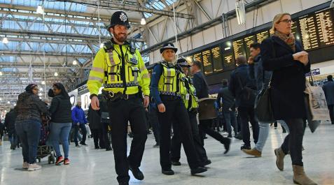 Dos agentes de policía montan guardia en la estación de tren de Waterloo, este martes en Londres (Reino Unido). Dos agentes de policía montan guardia en la estación de tren de Waterloo, este martes en Londres (Reino Unido).