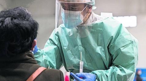 Una profesional toma muestras para hacer la PCR. Una profesional toma muestras para hacer la PCR.