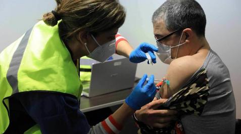 José María Manzano Ciudad, de 48 y trabajador del centro San José, recibe su vacuna. José María Manzano Ciudad, de 48 y trabajador del centro San José, recibe su vacuna.