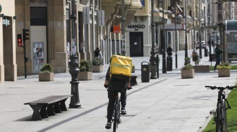 Más de un centenar de restaurantes y bares ofrecen menús a domicilio Más de un centenar de restaurantes y bares ofrecen menús a domicilio
