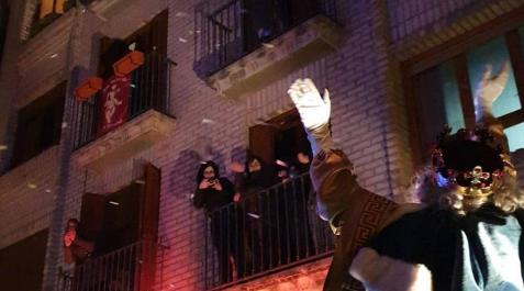 Cabalgata desde la distancia en Sangüesa Cabalgata desde la distancia en Sangüesa