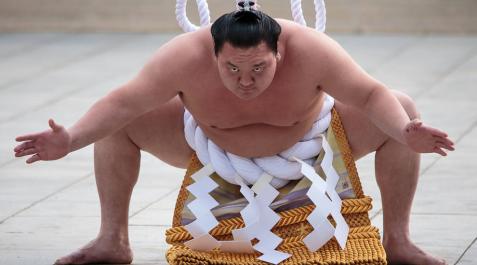 Hakuho, el luchador de sumo más laureado, da positivo por coronavirus Hakuho, el luchador de sumo más laureado, da positivo por coronavirus