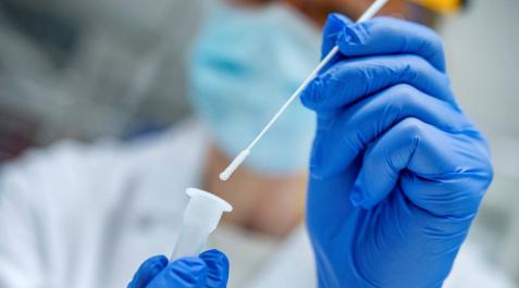 Un sanitario realiza una prueba de coronavirus. Un sanitario realiza una prueba de coronavirus.