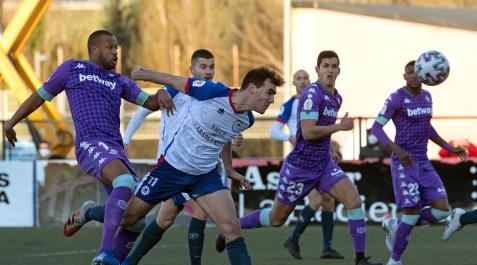 Fotos del Mutilvera-Betis de la Copa del Rey Encuentro de segunda ronda de la competición del KO disputado en el estadio de Mutilnova que finalizó con victoria de los andaluces por 1-3.