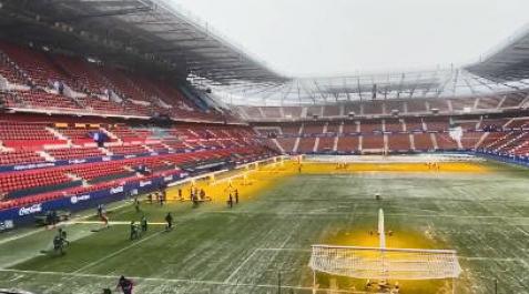 Empleados de Osasuna limpian El Sadar. Empleados de Osasuna limpian El Sadar.