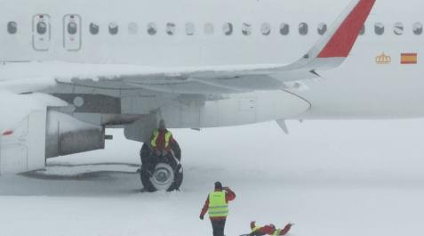Trabajadores del aeropuerto Adolfo Suárez Barajas juegan sobre la nieve. Trabajadores del aeropuerto Adolfo Suárez Barajas juegan sobre la nieve.