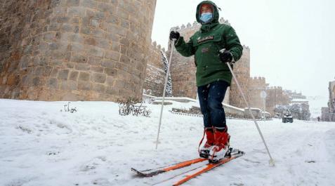 Un hombre esquía junto a la muralla de Ávila este sábado. Un hombre esquía junto a la muralla de Ávila este sábado.