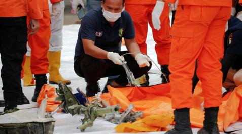 Un técnico analiza restos del avión en el puerto de Tanjung en Yakarta. Un técnico analiza restos del avión en el puerto de Tanjung en Yakarta.