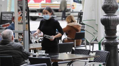 Salud pide usar siempre la mascarilla en las terrazas salvo Salud pide usar siempre la mascarilla en las terrazas salvo