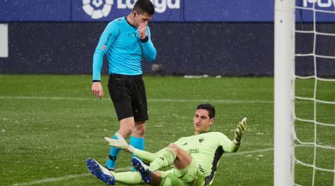 El colegiado César Soto Grado, junto a Sergio Herrera, tendido en el suelo. El colegiado César Soto Grado, junto a Sergio Herrera, tendido en el suelo.