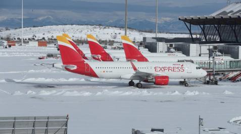 Aviones, en el aeropuerto de Barajas este domingo. Aviones, en el aeropuerto de Barajas este domingo.