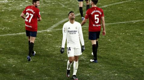 Moncayola y David García, junto a Casemiro dentro del área. Moncayola y David García, junto a Casemiro dentro del área.