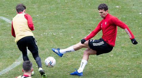 Lucas Torró golpea el balón en el entrenamiento de ayer. Lucas Torró golpea el balón en el entrenamiento de ayer.