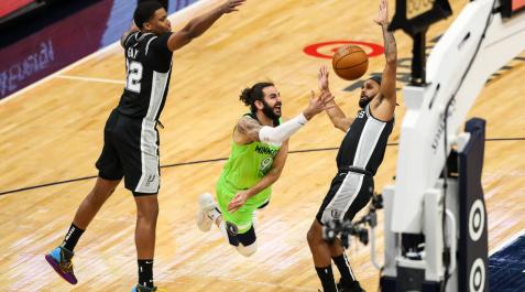 Ricky Rubio es frenado en falta por Patty Mills y Rudy Gay. Ricky Rubio es frenado en falta por Patty Mills y Rudy Gay.