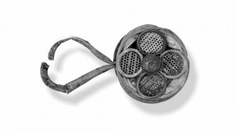 Fotos de algunos de los objetos aparecidos en de fosas comunes Alkibla ha editado junto con la Asociación para la Recuperación de la Memoria Histórica (ARMH) un libro sobre los objetos que han aparecido estos últimos años en las exhumaciones de fosas comunes de personas asesinadas por la represión franquista