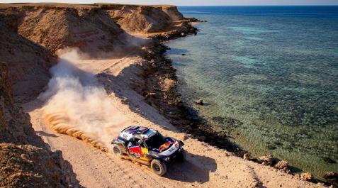 Peterhansel gana y se desmarca de Al-Attiyah, mientras que Sainz se aleja a una hora Peterhansel gana y se desmarca de Al-Attiyah, mientras que Sainz se aleja a una hora