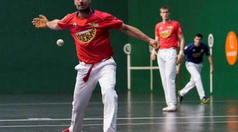 Bengoetxea VI golpea con su derecha una de las pelotas puestas en juego ayer en el Beotibar. Al fondo, Mariezkurrena II y Ladis Galarza. Bengoetxea VI golpea con su derecha una de las pelotas puestas en juego ayer en el Beotibar. Al fondo, Mariezkurrena II y Ladis Galarza.