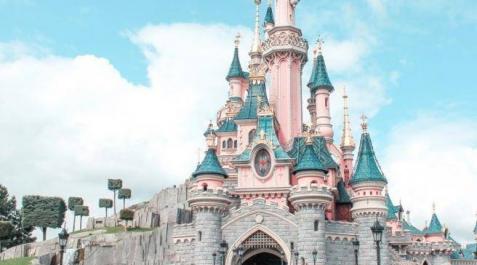 Disneylandia reabre como gran centro de vacunaciones contra la covid Disneylandia reabre como gran centro de vacunaciones contra la covid