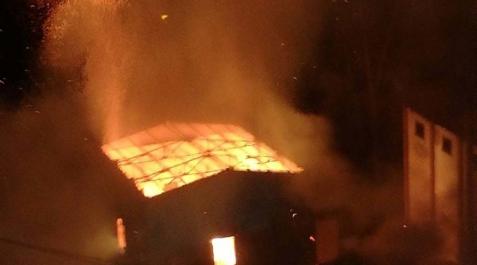 Arde de madrugada el edificio de la antigua harinera de Miluce Arde de madrugada el edificio de la antigua harinera de Miluce