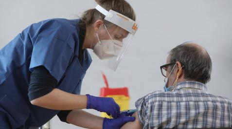 La vacunación se reanuda este martes en cuatro residencias y Refena La vacunación se reanuda este martes en cuatro residencias y Refena