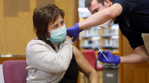 Comienza la vacunación a sanitarios y grandes dependientes en Etxarri-Aranatz y Alsasua Comienza la vacunación a sanitarios y grandes dependientes en Etxarri-Aranatz y Alsasua