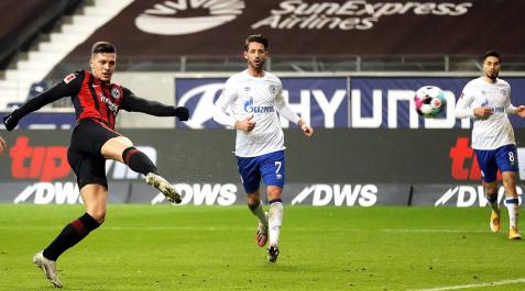 Jovic firma un doblete y da el triunfo al Eintracht Jovic firma un doblete y da el triunfo al Eintracht