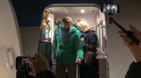 Navalni aterriza en Moscú mientras detienen a varios de sus simpatizantes Navalni aterriza en Moscú mientras detienen a varios de sus simpatizantes