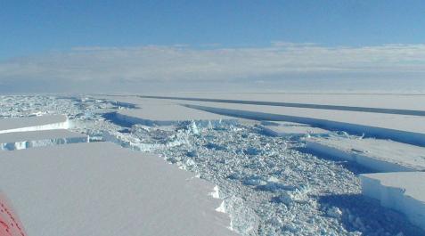 Alerta por la velocidad a la que se mueve un iceberg gigante desprendido de la Antártida Alerta por la velocidad a la que se mueve un iceberg gigante desprendido de la Antártida