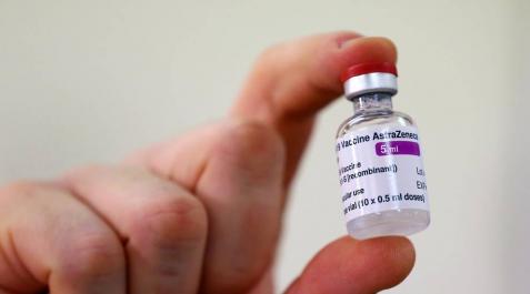 Un hombre de 82 años es el primero que recibe la vacuna de Oxford/AstraZeneca Un hombre de 82 años es el primero que recibe la vacuna de Oxford/AstraZeneca