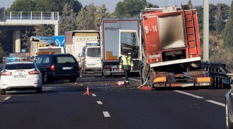 Uno de los camiones implicados en el accidente. Uno de los camiones implicados en el accidente.