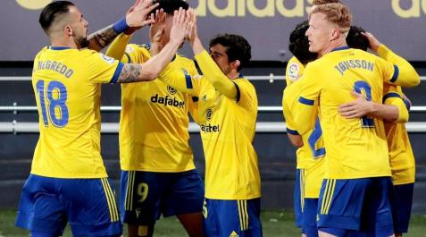 Cádiz y Levante igualan tras primera mitad vibrante y una segunda plana Cádiz y Levante igualan tras primera mitad vibrante y una segunda plana