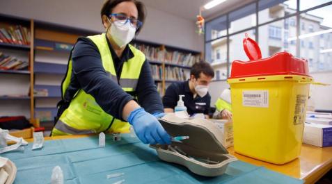 Comienzo de la vacunación a sanitarios y grandes dependientes en Navarra Navarra comienza la vacunación a los profesionales sanitarios y a grandes dependientes en Etxarri-Aranatz y Alsasua.