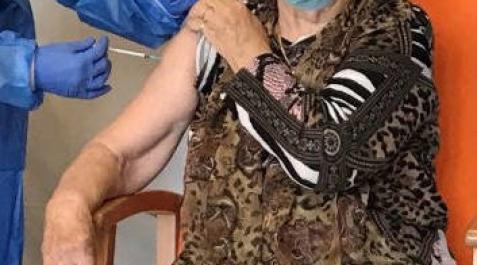 Una persona recibe la segunda dosis de la vacuna. Una persona recibe la segunda dosis de la vacuna.